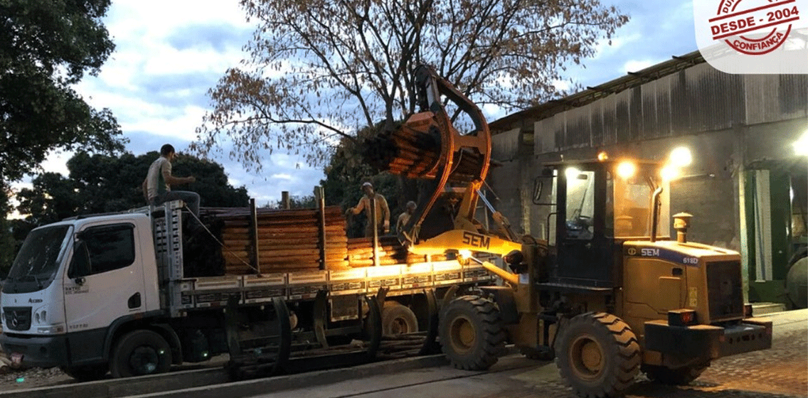 Carregadeira SEM agiliza trabalho da Casa do Cerqueiro com eucalipto tratado