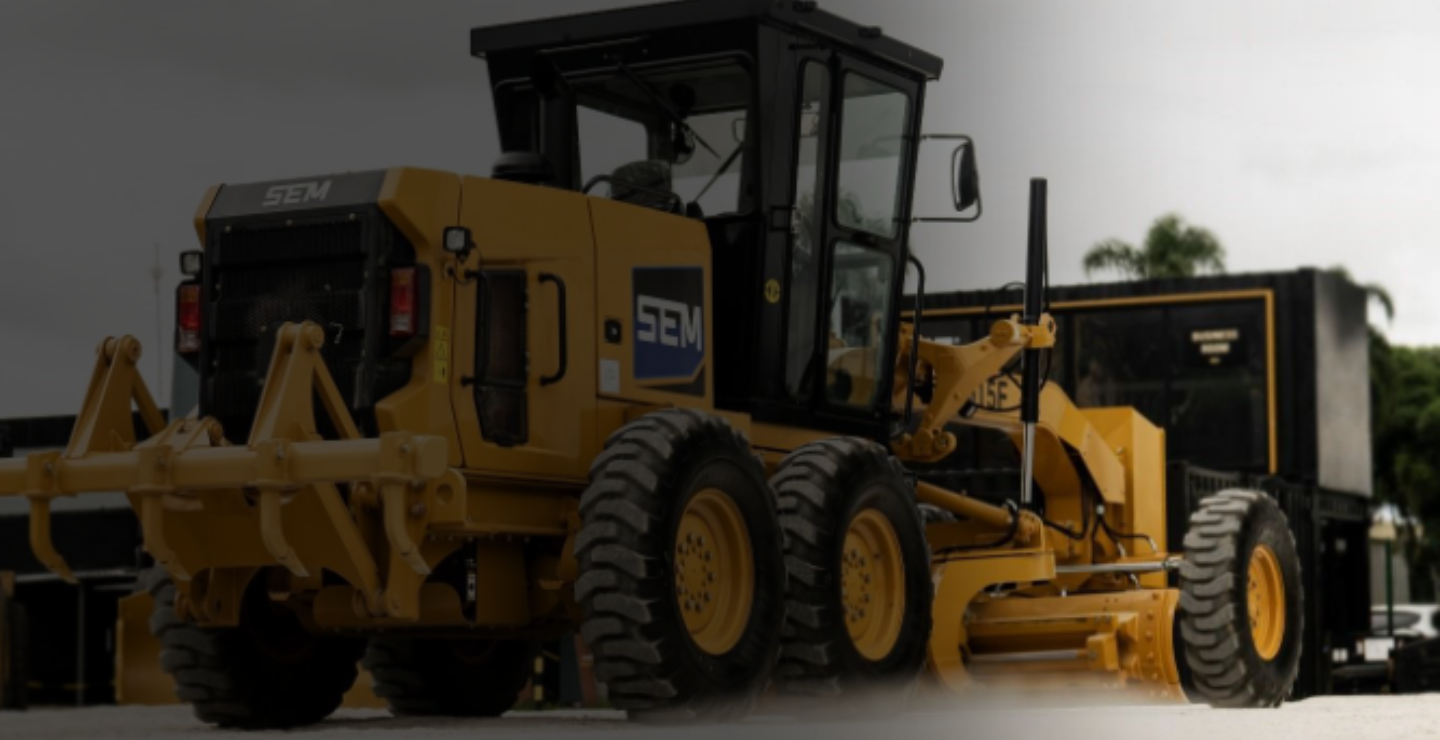 Versatilidade, conforto e custo-benefício: conheça a nova motoniveladora SEM 915F